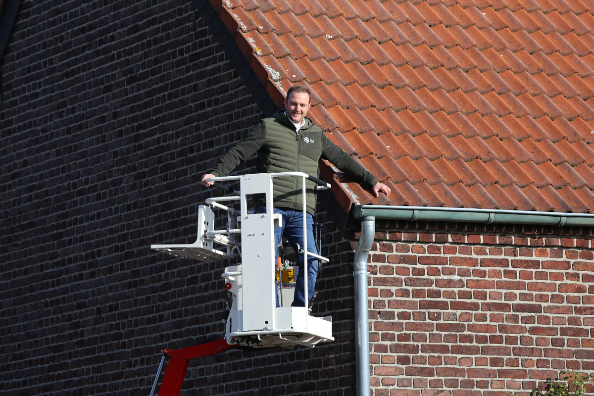 Reinigungsarbeiten mit der Raupenarbeitsbühne